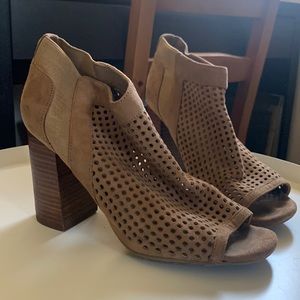 GUESS SZ 7 brown heeled open toe booties